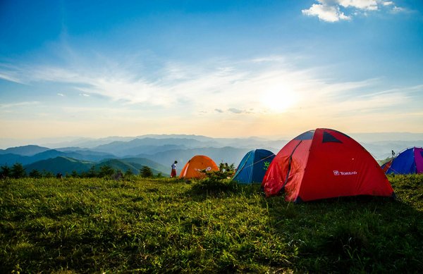 Comment organiser un camping pour une expédition de randonnée en région de steppe?